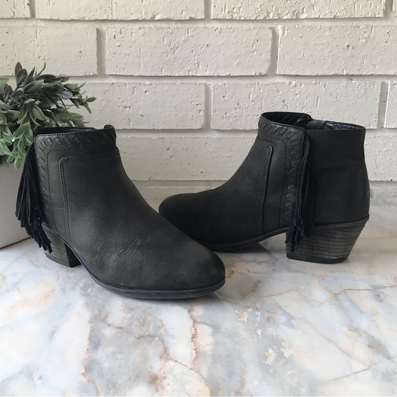 Clarks Gelata Flora Black Fringe Ankle Boots Leather Women's Size 8.5 - Picture 1 of 12